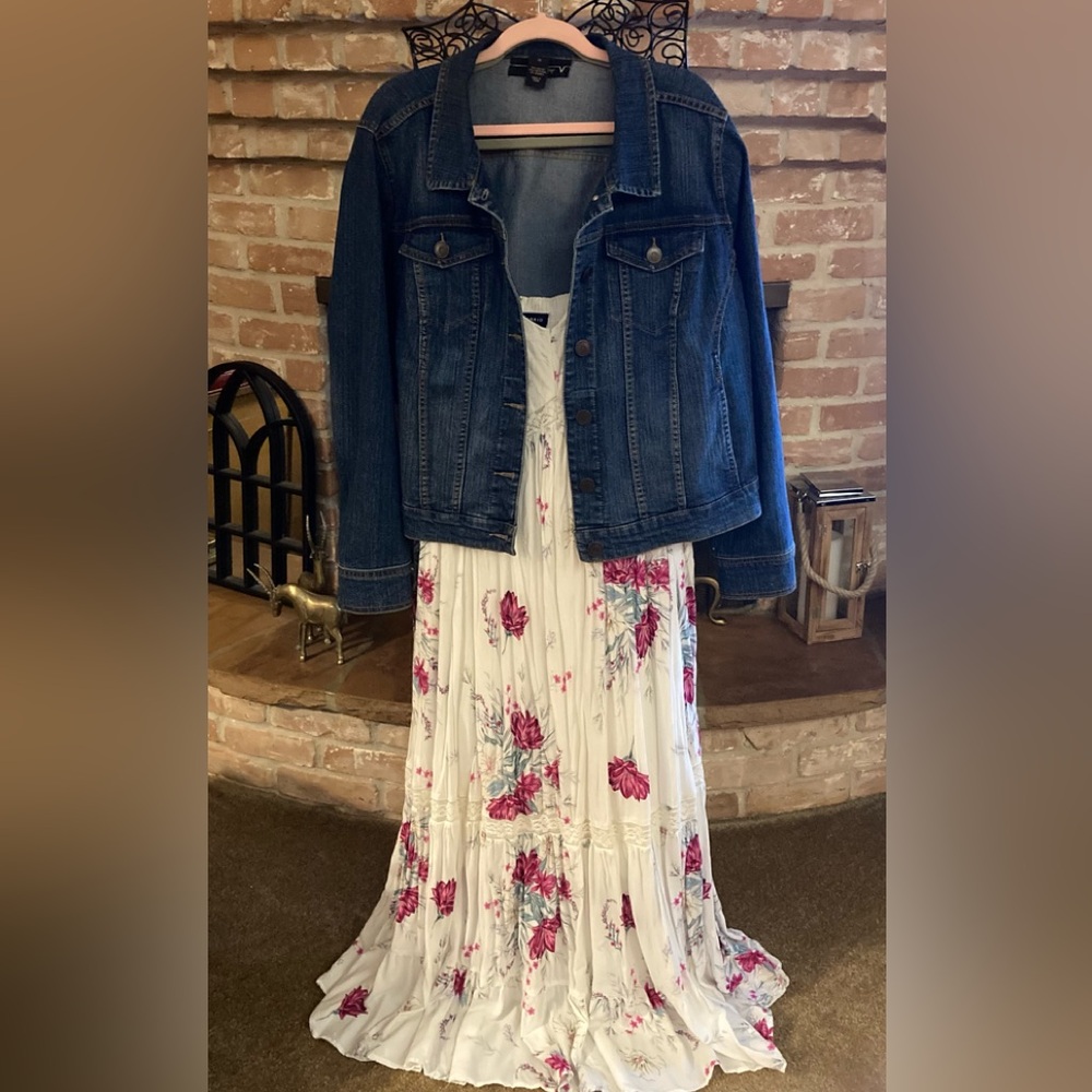 Torrid Spaghetti Strap White And Pink Floral Maxi  Dress - Picture 12 of 13